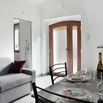 アパート La Porta In Piazza グアレーネ
